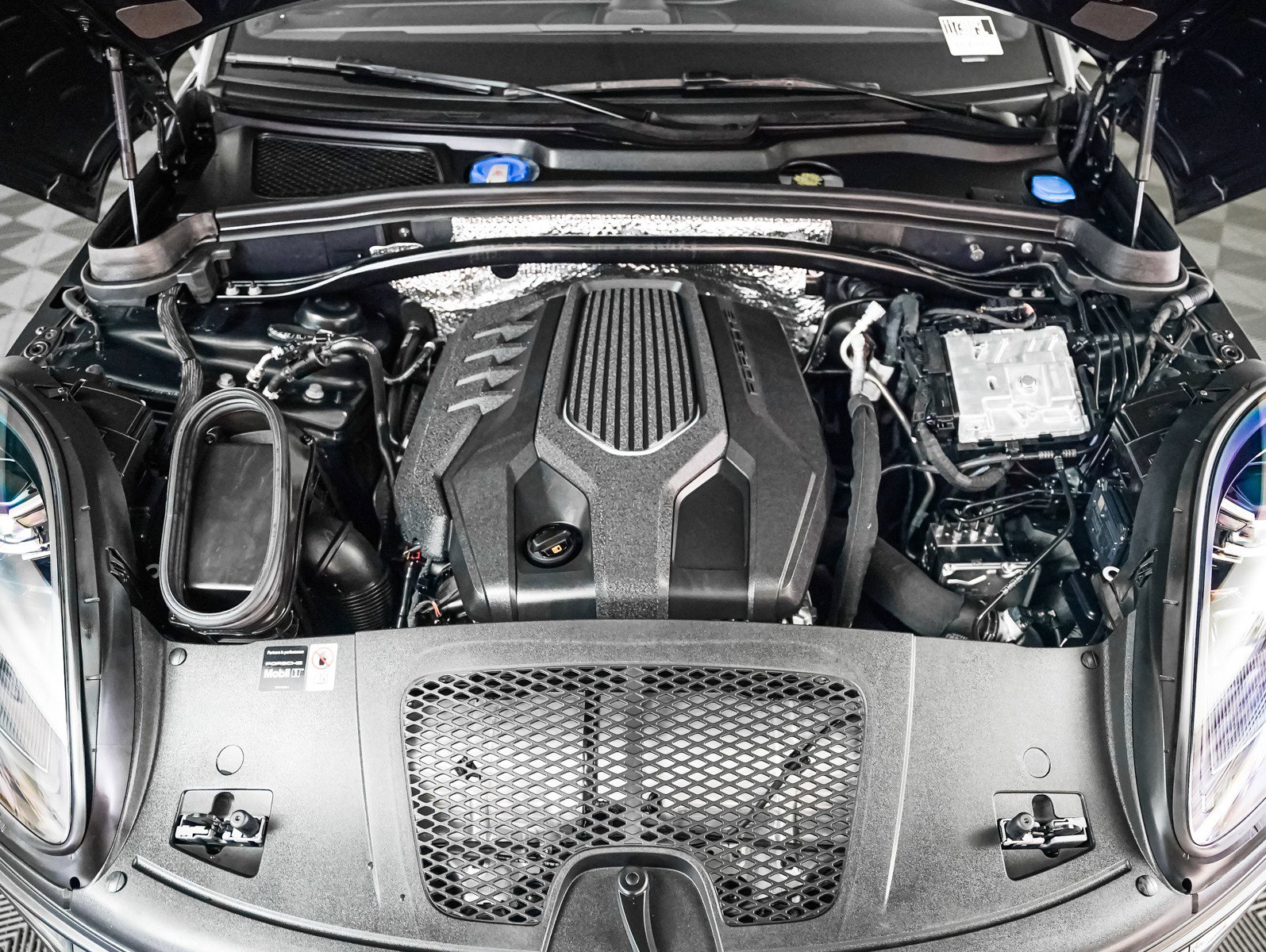 Certified 2025 Porsche Macan image 13