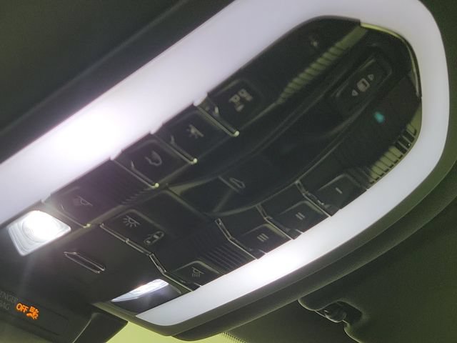 Used 2025 Porsche Macan AWD/4WD image 29