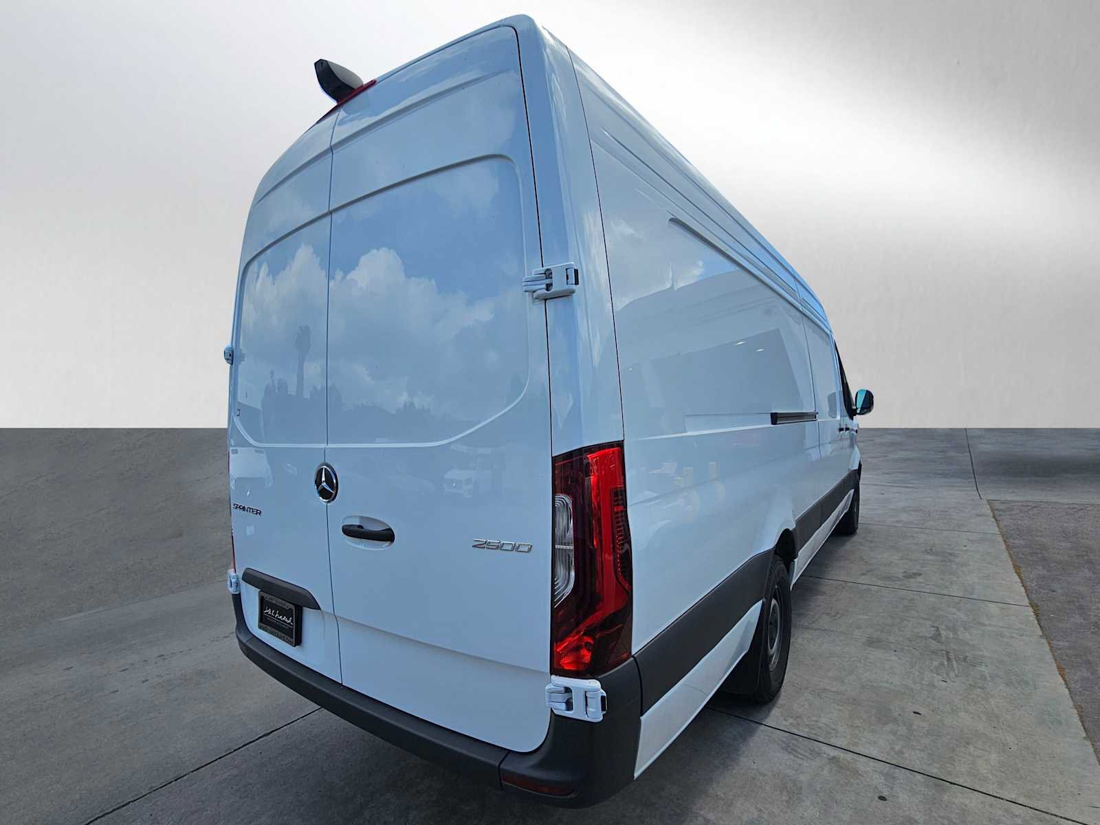 Used 2025 Mercedes-Benz Sprinter 2500 image 3