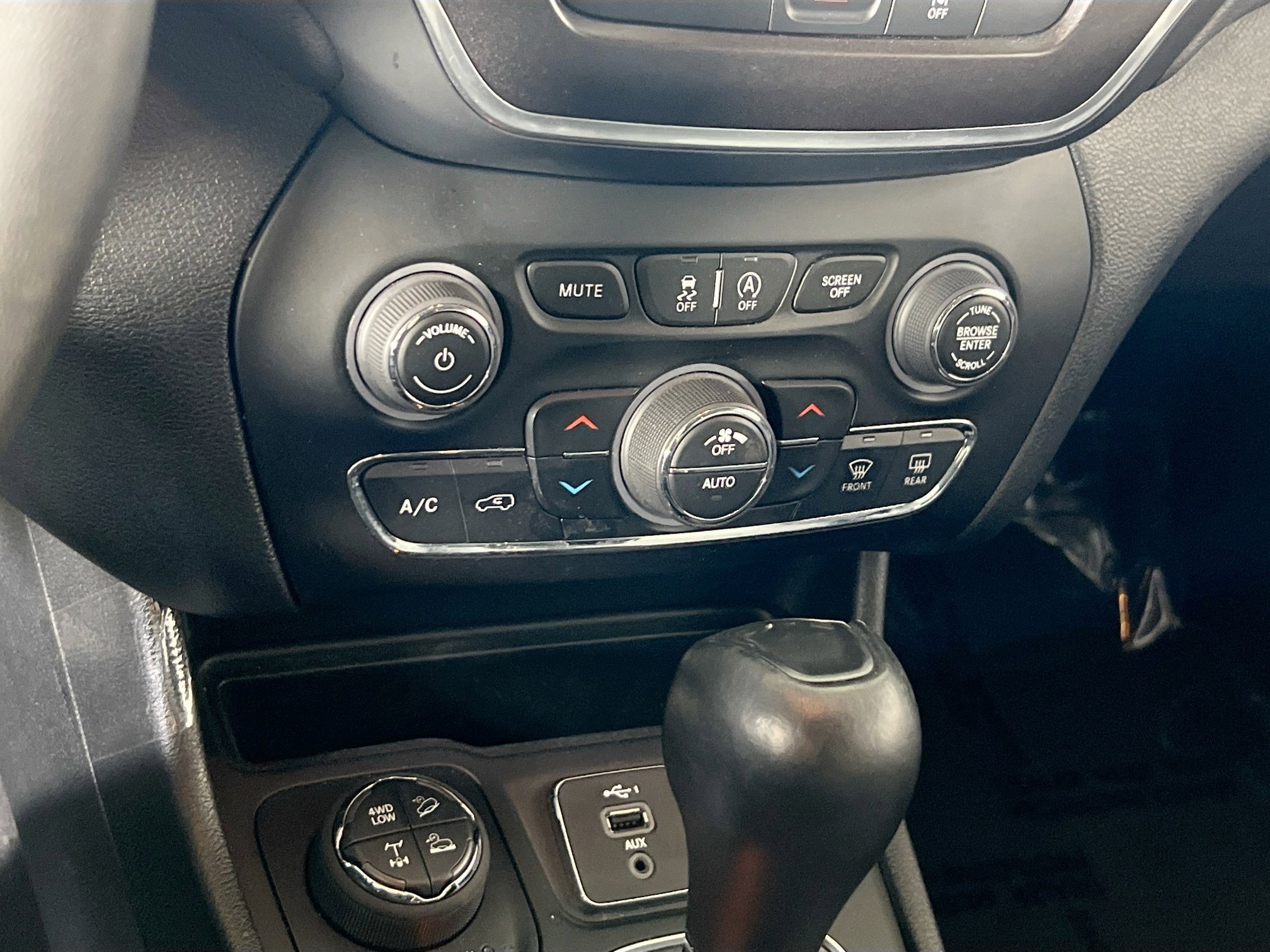 Used 2022 Jeep Cherokee Trailhawk image 15