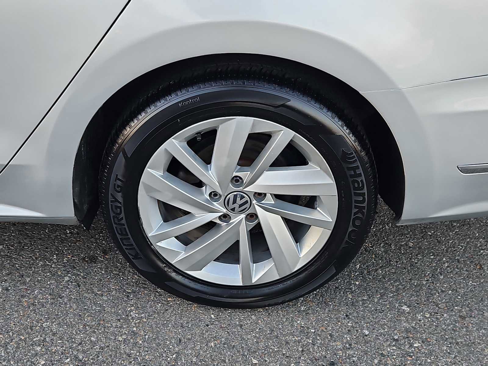 Used 2018 Volkswagen Passat 2.0T SE image 8