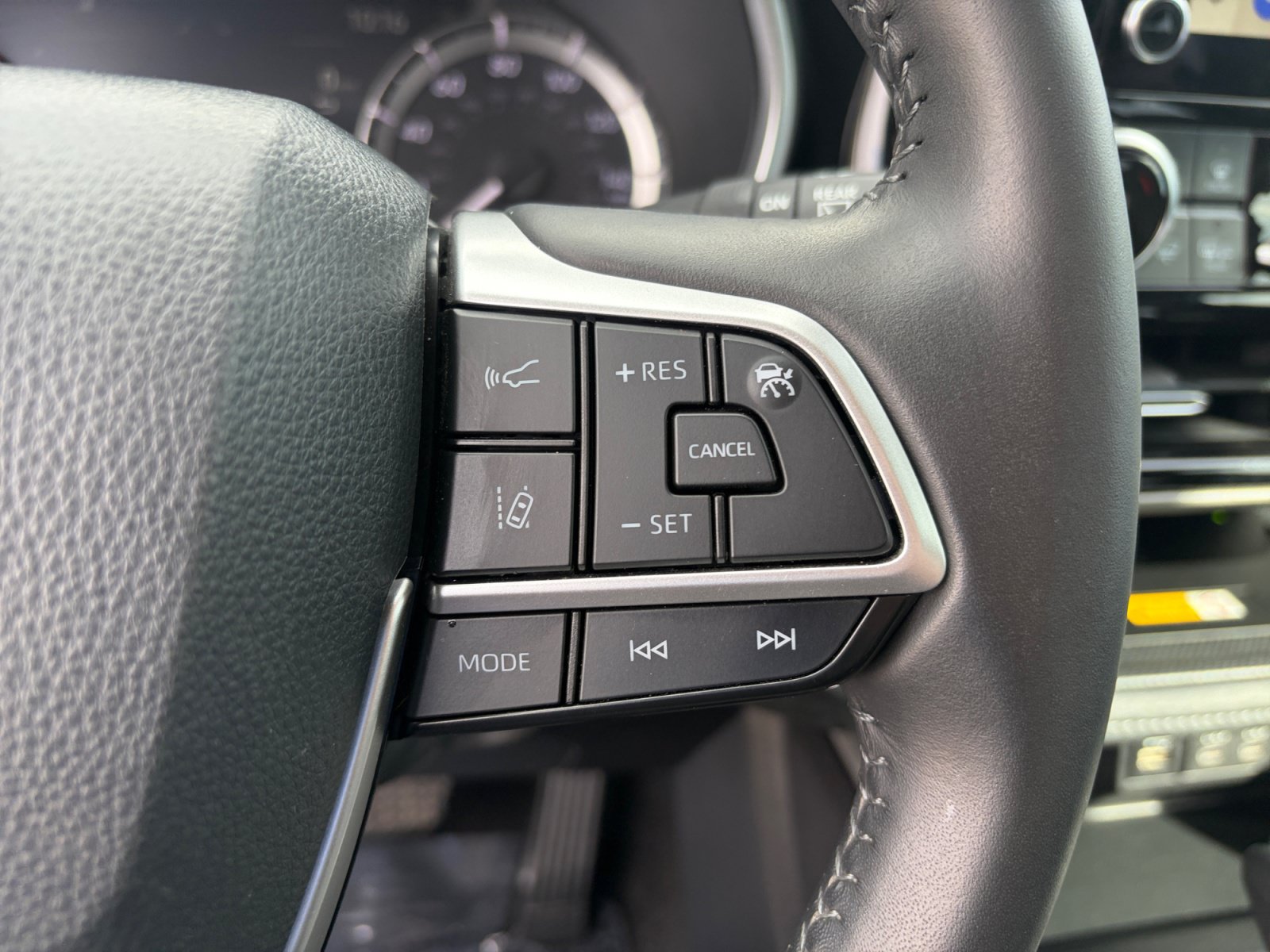 Used 2024 Toyota Highlander XLE AWD/4WD image 15