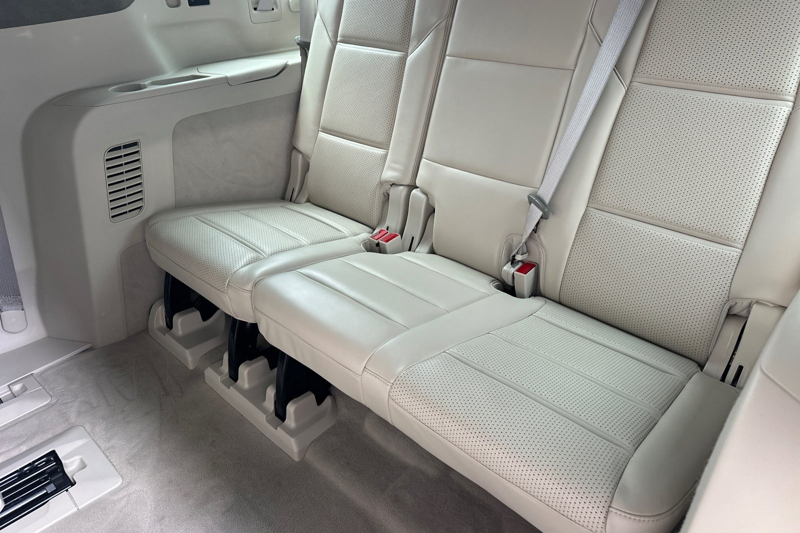 Used 2024 Cadillac Escalade ESV Sport Platinum w/ LPO, ONYX Package AWD/4WD image 15
