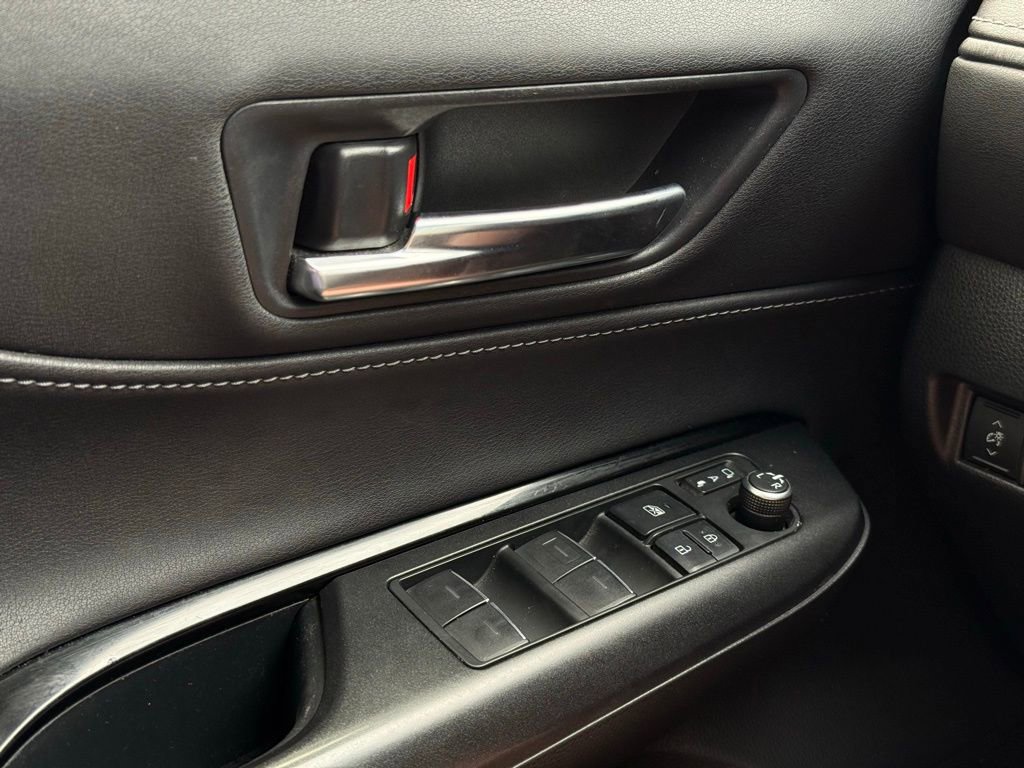 Used 2021 Toyota Venza LE image 18