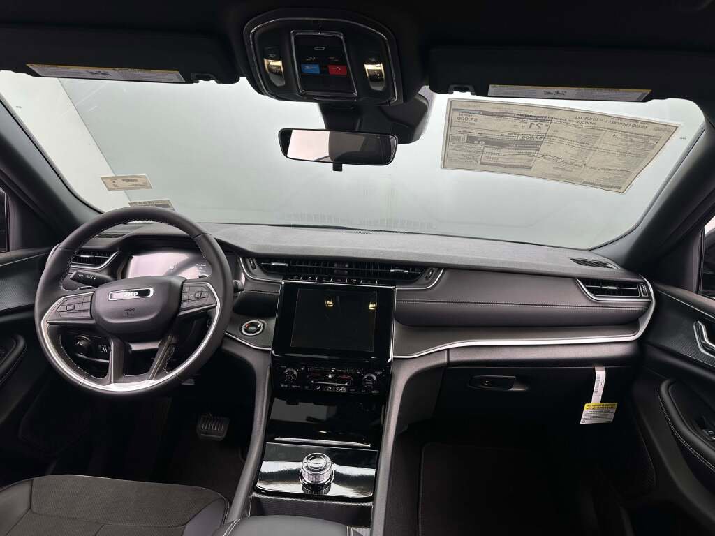 New 2025 Jeep Grand Cherokee L Laredo image 23