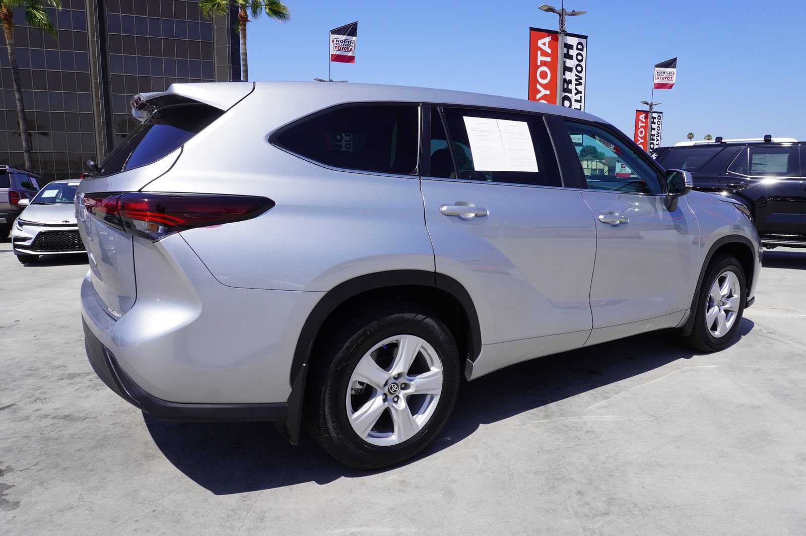 Used 2024 Toyota Highlander LE AWD/4WD image 7