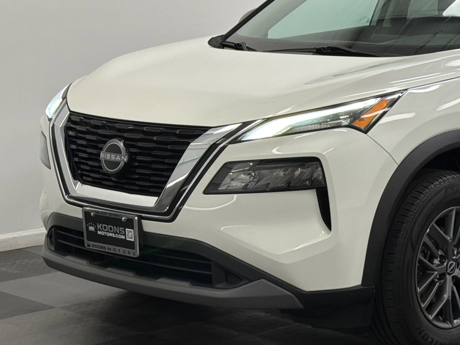 Used 2023 Nissan Rogue S AWD/4WD image 2