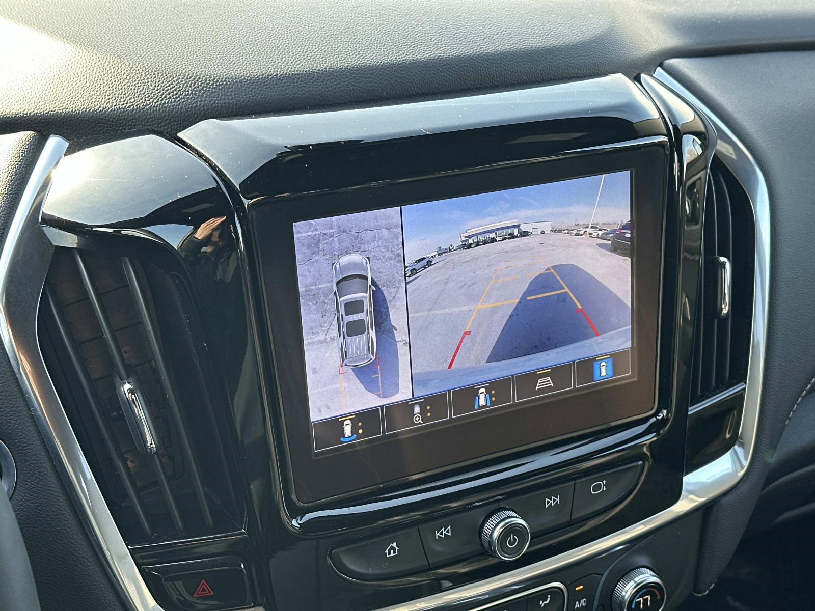 Used 2023 Chevrolet Traverse LT w/ Rear Camera Mirror Package image 29