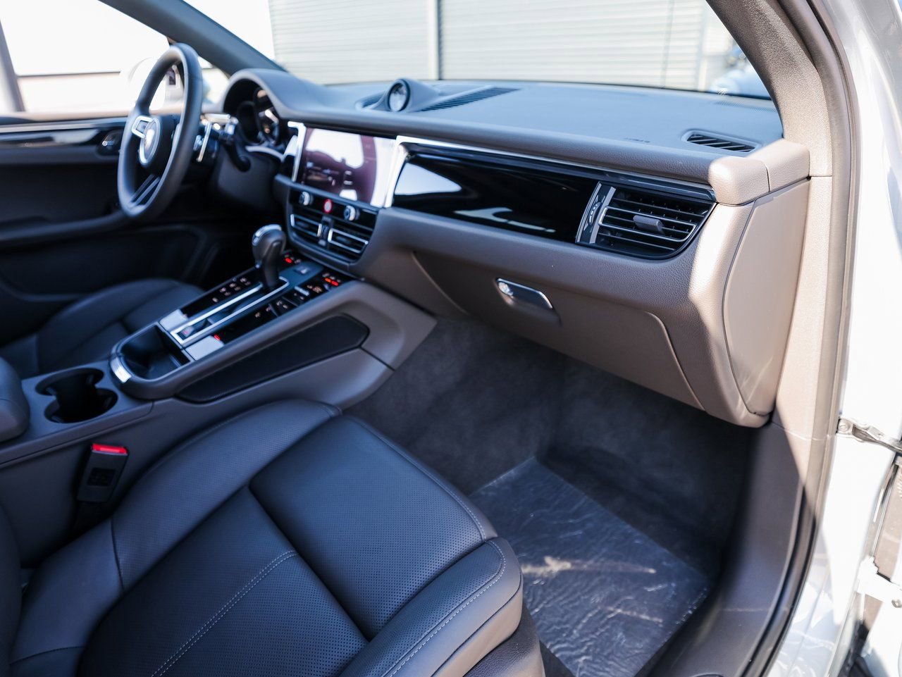 Certified 2025 Porsche Macan image 27