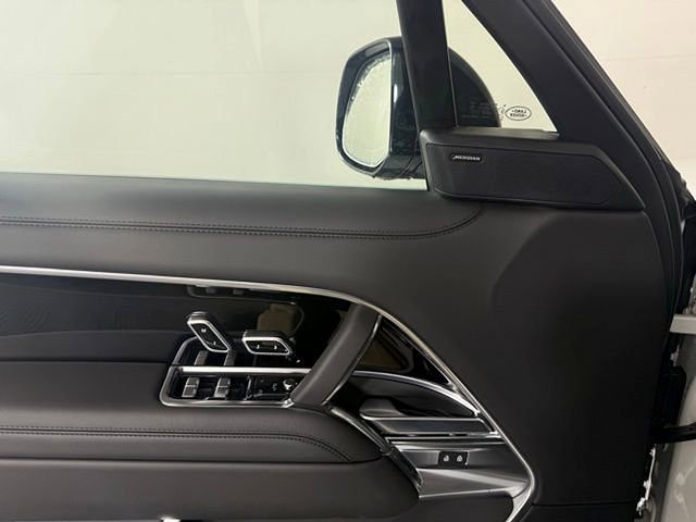 New 2025 Land Rover Range Rover SE image 28