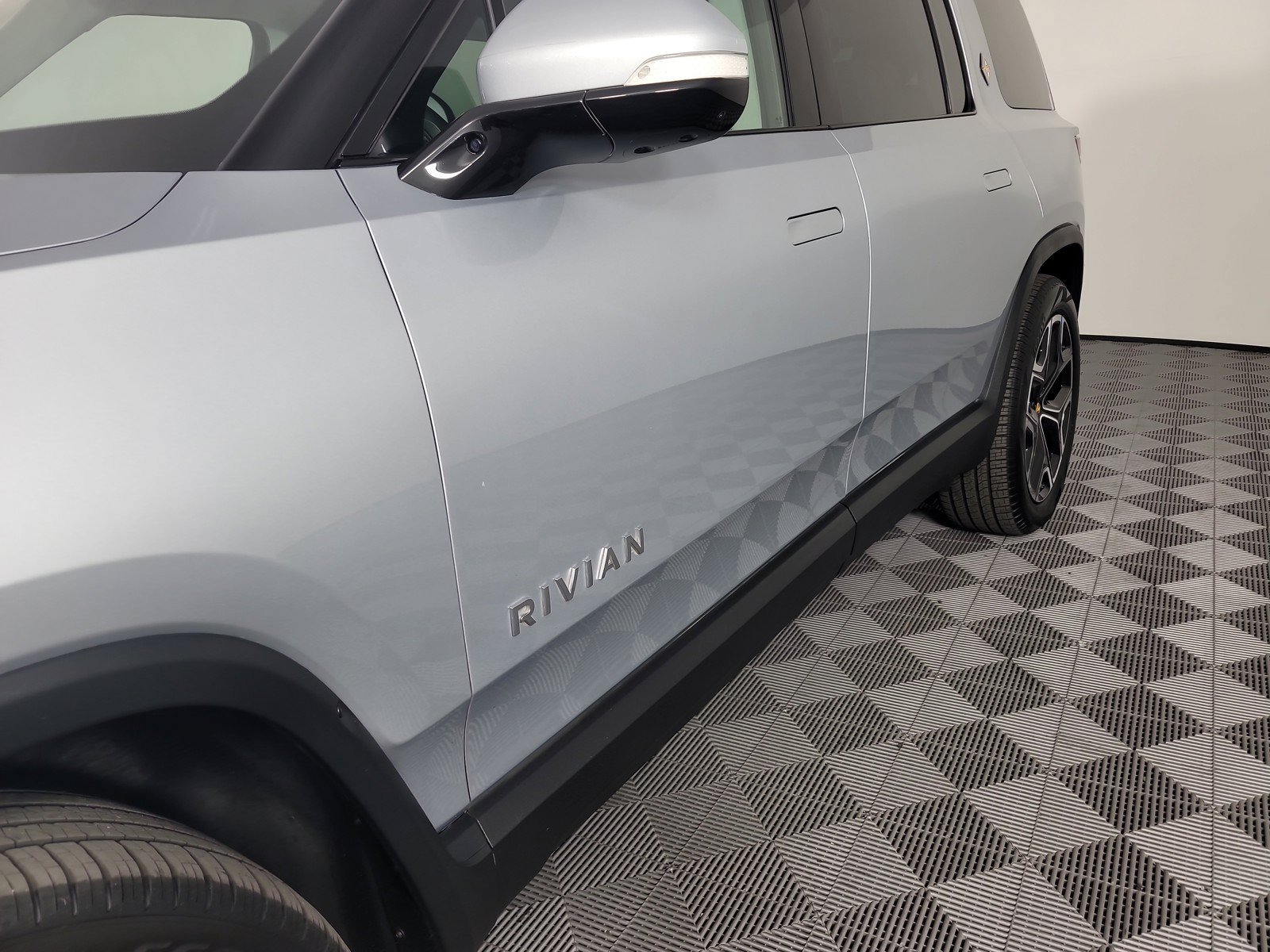 Used 2024 Rivian R1S Adventure AWD/4WD image 38
