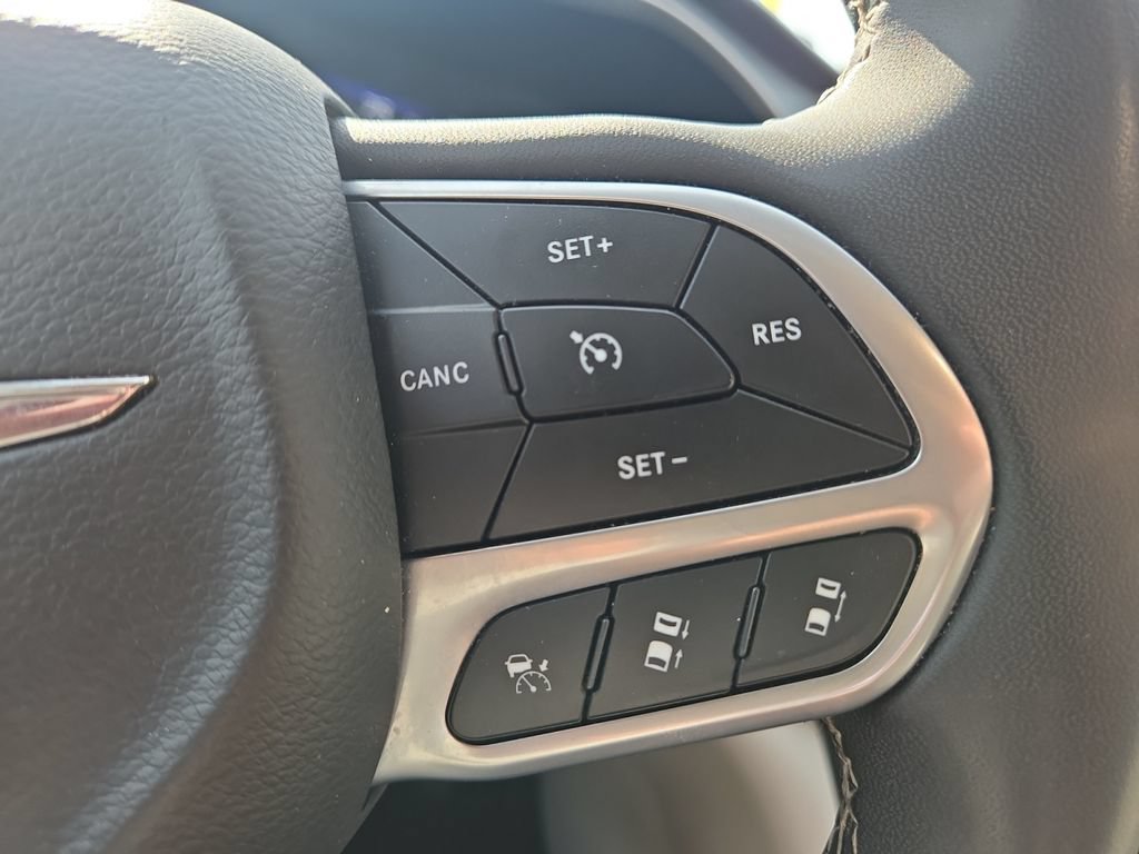 Used 2023 Chrysler Pacifica Touring-L FWD image 16
