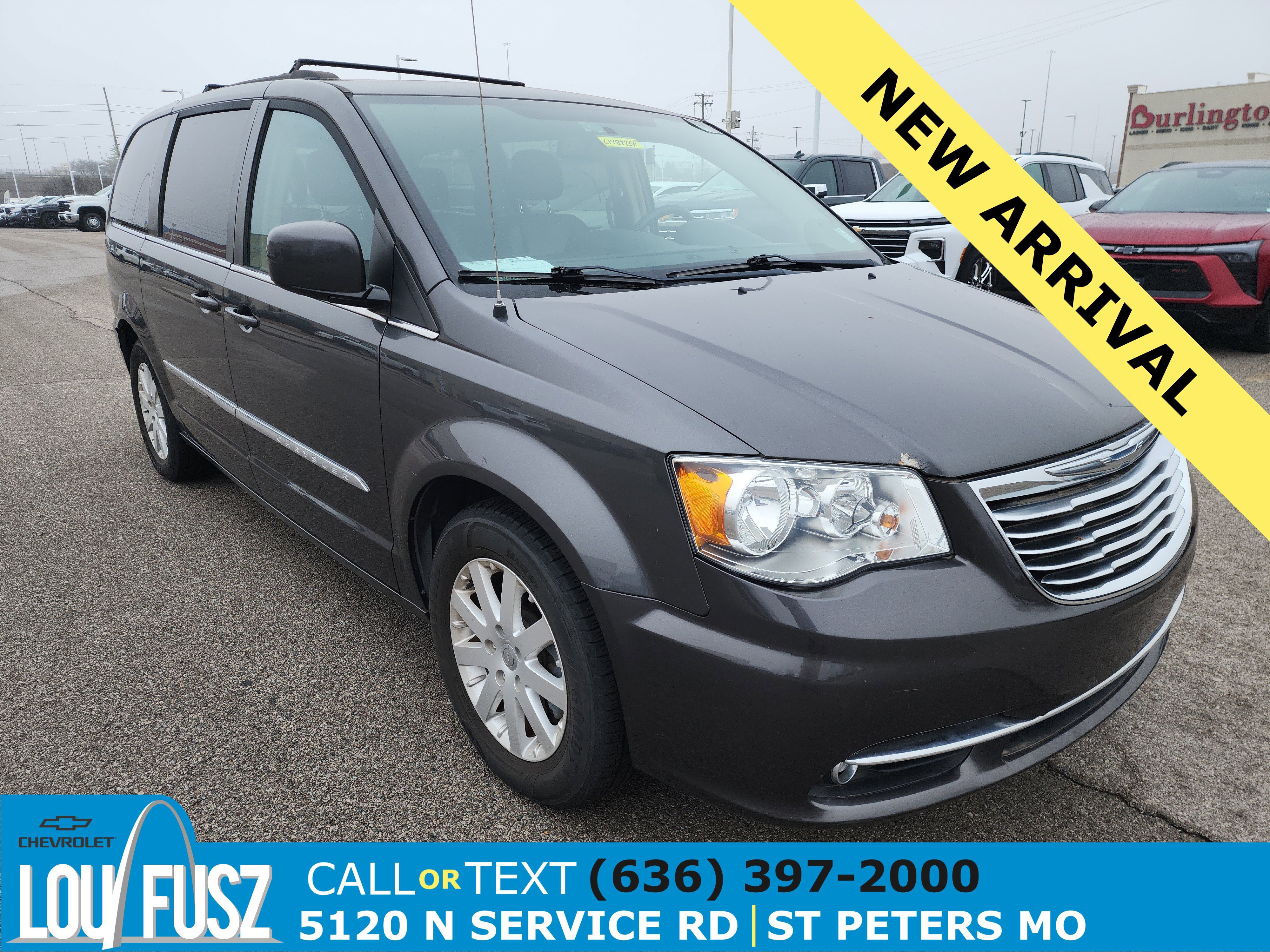 Used 2016 Chrysler Town & Country Touring image 1