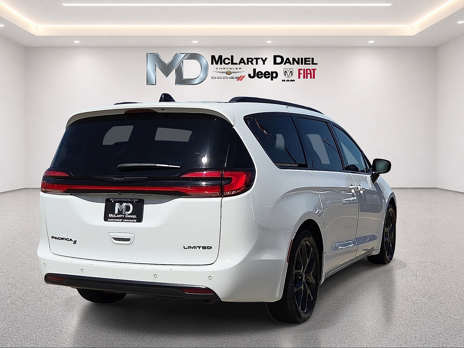 Used 2025 Chrysler Pacifica Limited FWD image 5