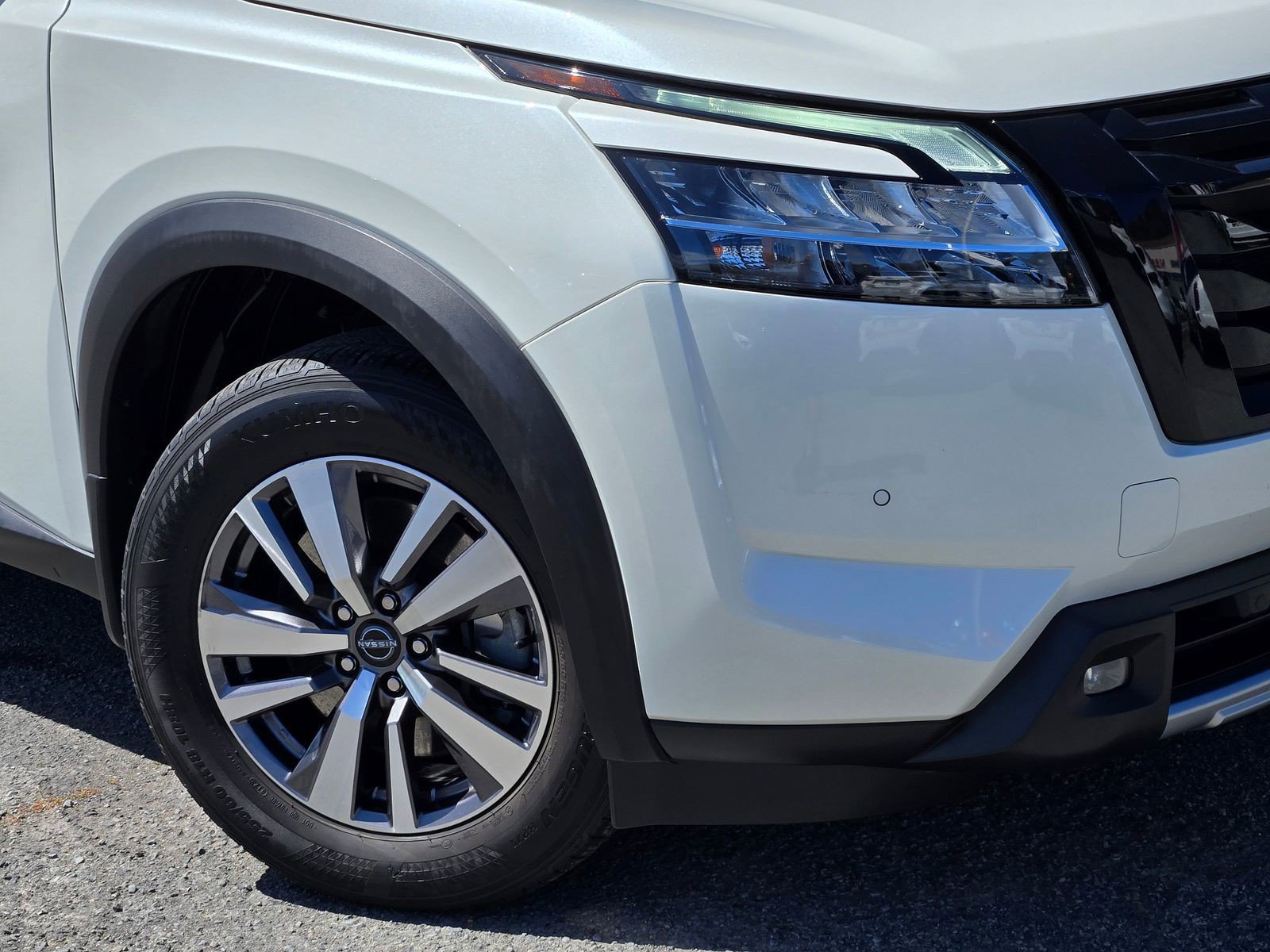 Used 2023 Nissan Pathfinder SL w/ Lighting Package (N92) FWD image 9