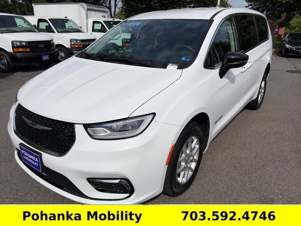 Used 2024 Chrysler Pacifica Touring-L FWD image 4