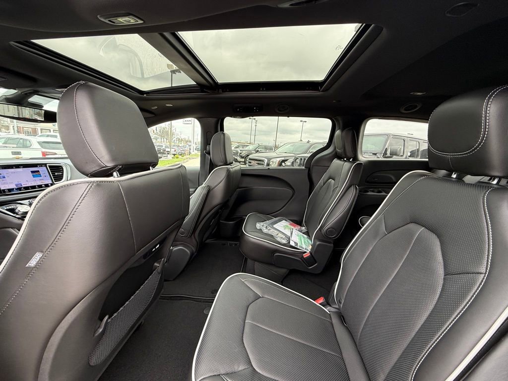 New 2026 Chrysler Pacifica Limited image 23