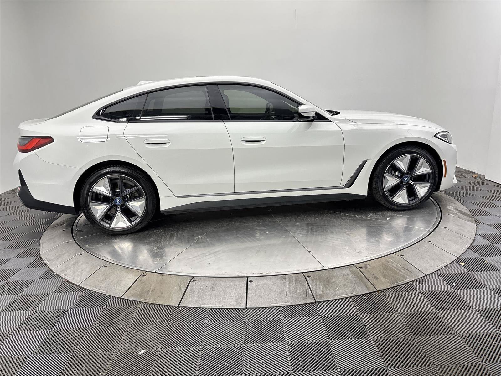 Used 2023 BMW i4 eDrive35 RWD image 17