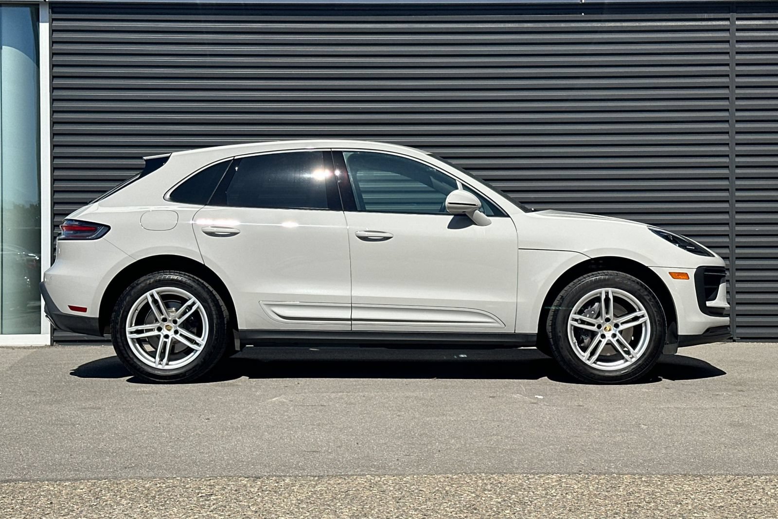 Used 2025 Porsche Macan AWD/4WD image 9