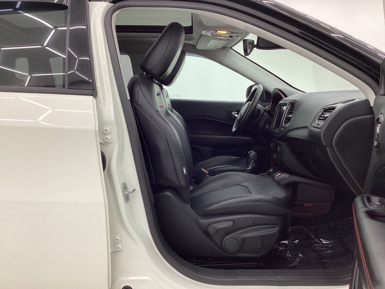 Used 2017 Jeep Compass Trailhawk w/ Leather Interior Group AWD/4WD image 15