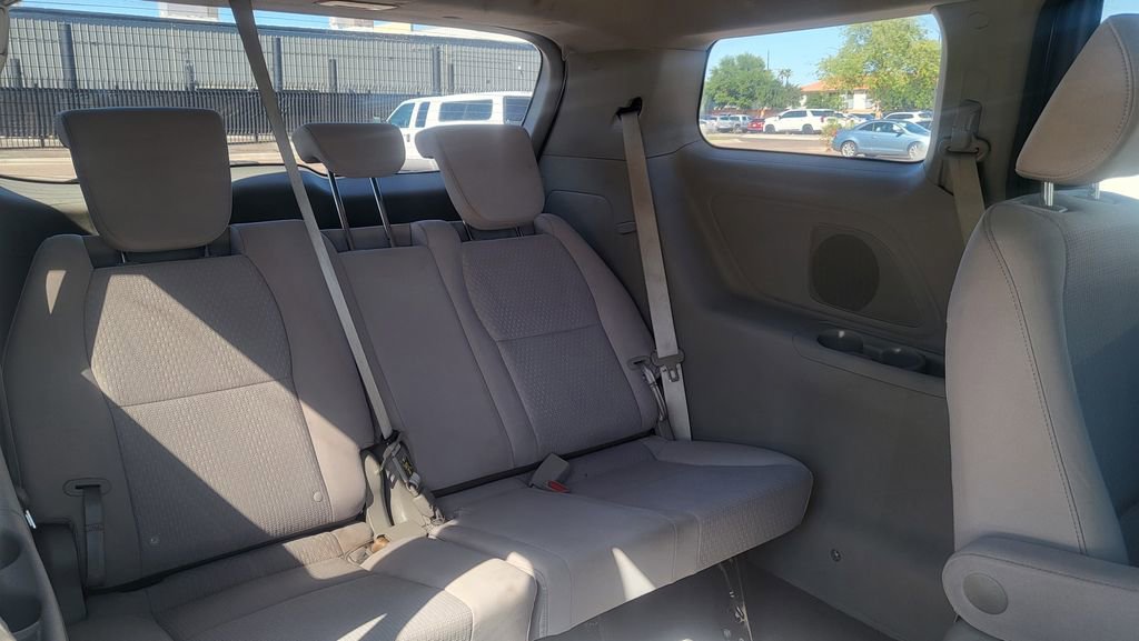 Used 2018 Kia Sedona L image 21