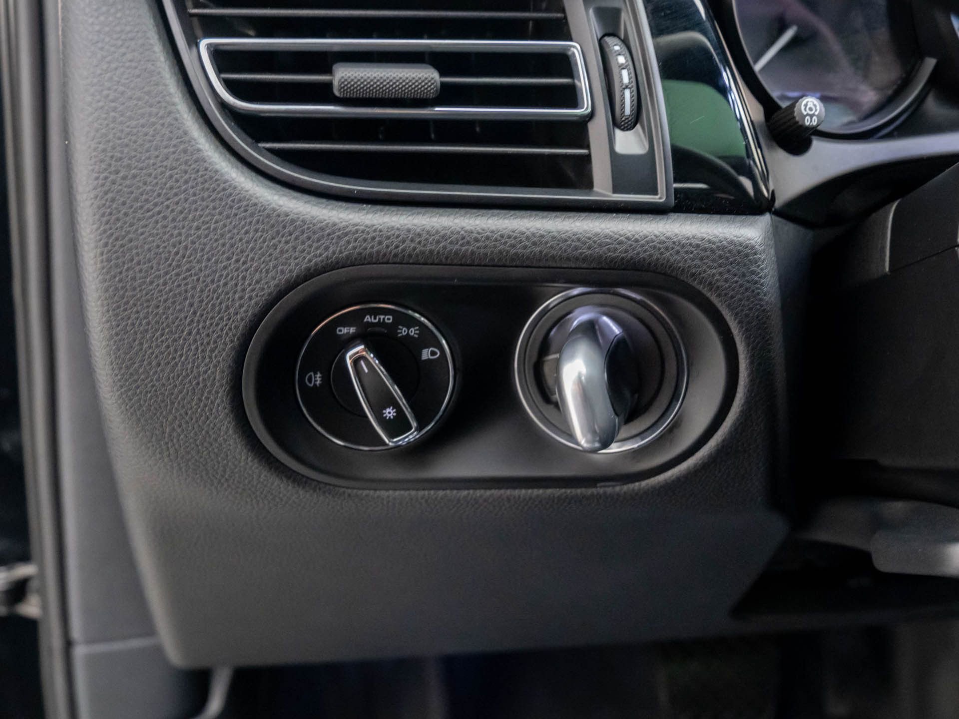 Certified 2023 Porsche Macan S image 19