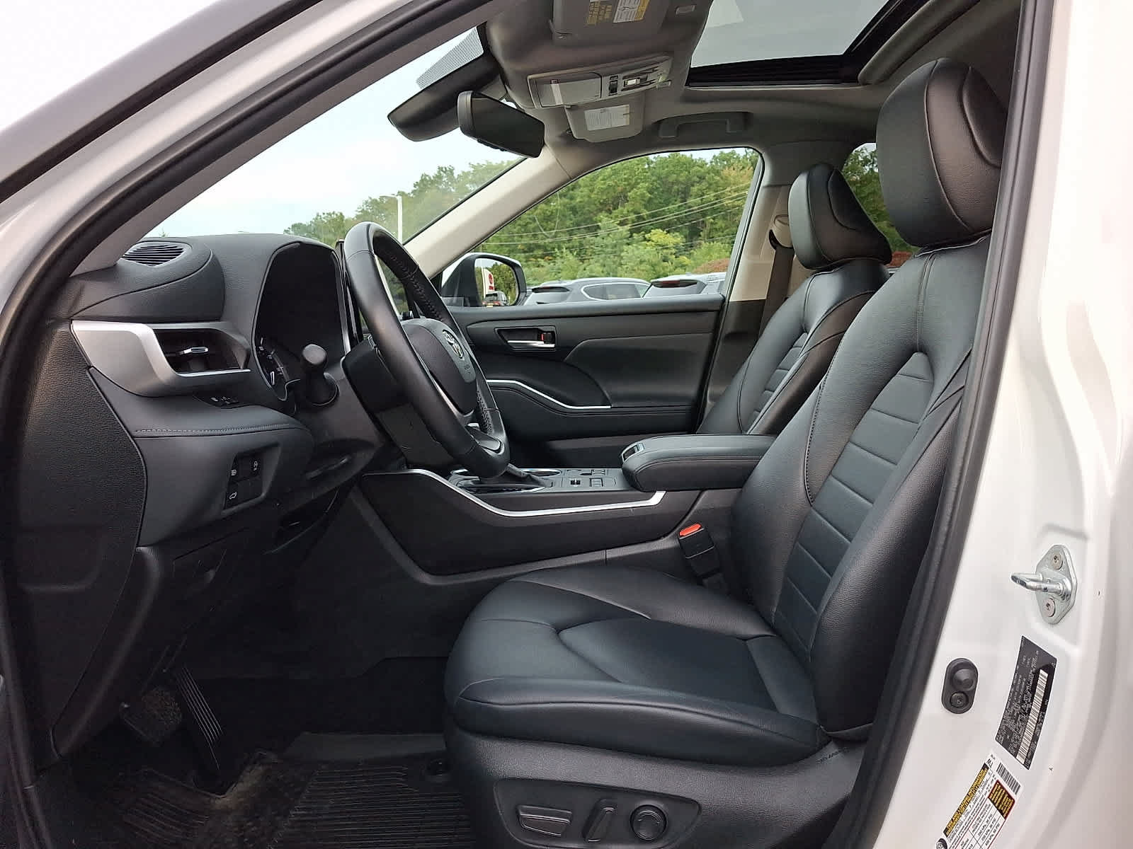 Used 2023 Toyota Highlander XLE AWD/4WD image 16