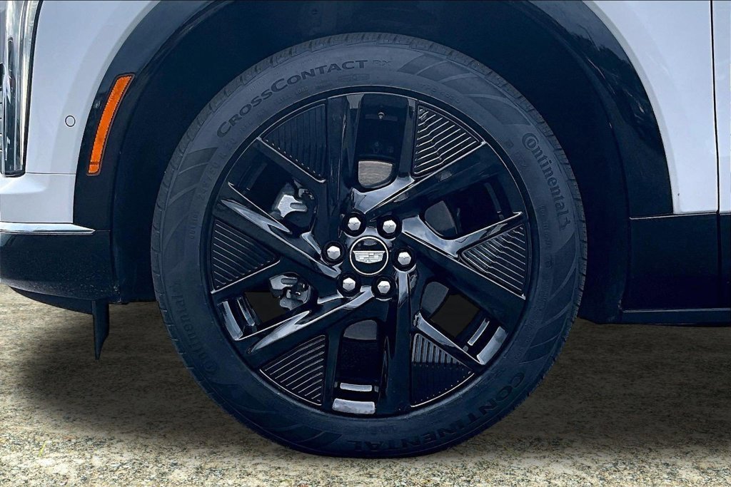 Certified 2025 Cadillac Optiq Luxury 2 w/ LPO, Floor Liner Package AWD/4WD image 34