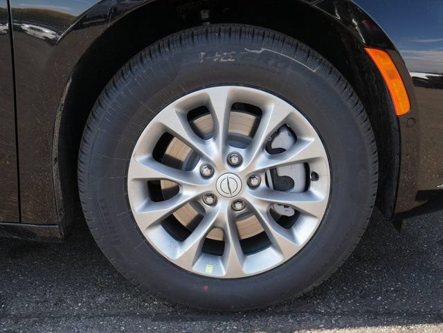 New 2026 Chrysler Pacifica Select AWD/4WD image 10