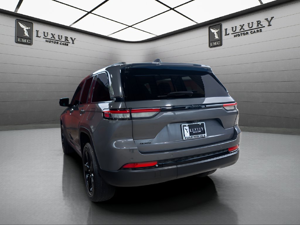 Used 2023 Jeep Grand Cherokee Altitude AWD/4WD image 6