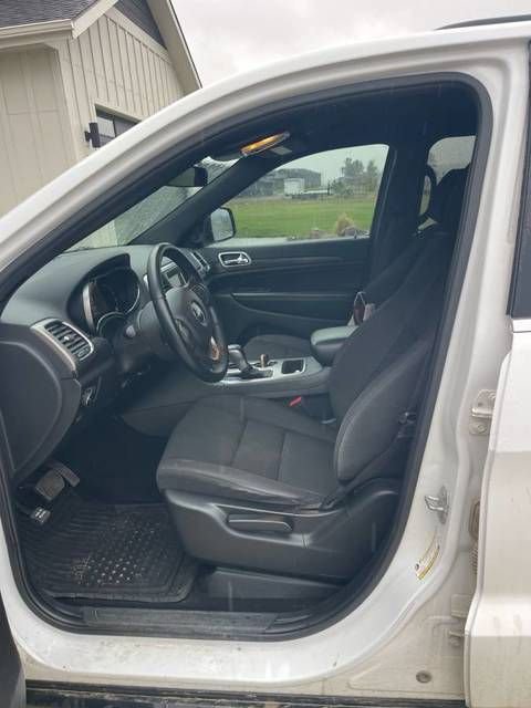 Used 2019 Jeep Grand Cherokee Laredo AWD/4WD image 8