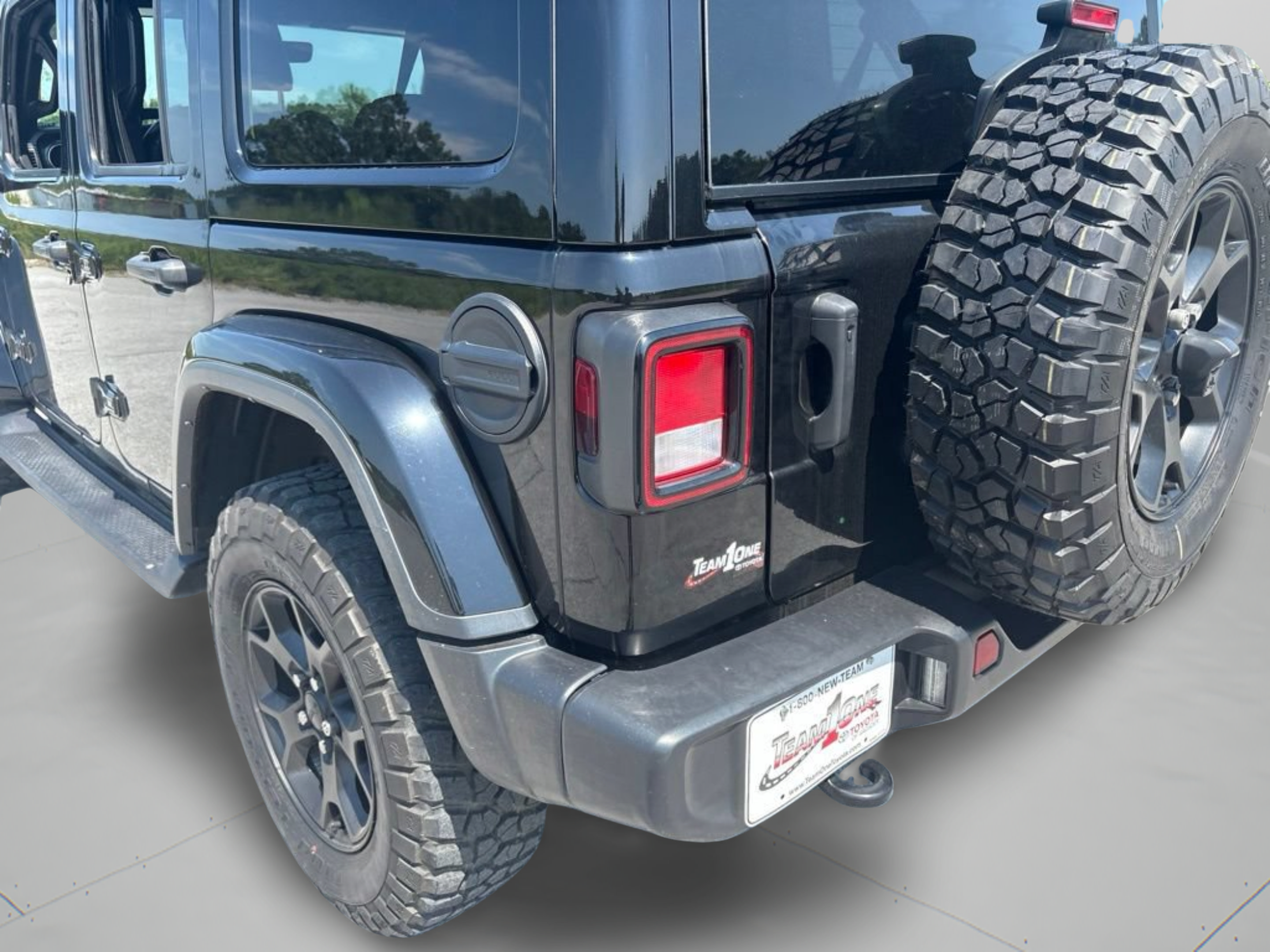 Used 2023 Jeep Wrangler Unlimited Sahara AWD/4WD image 32