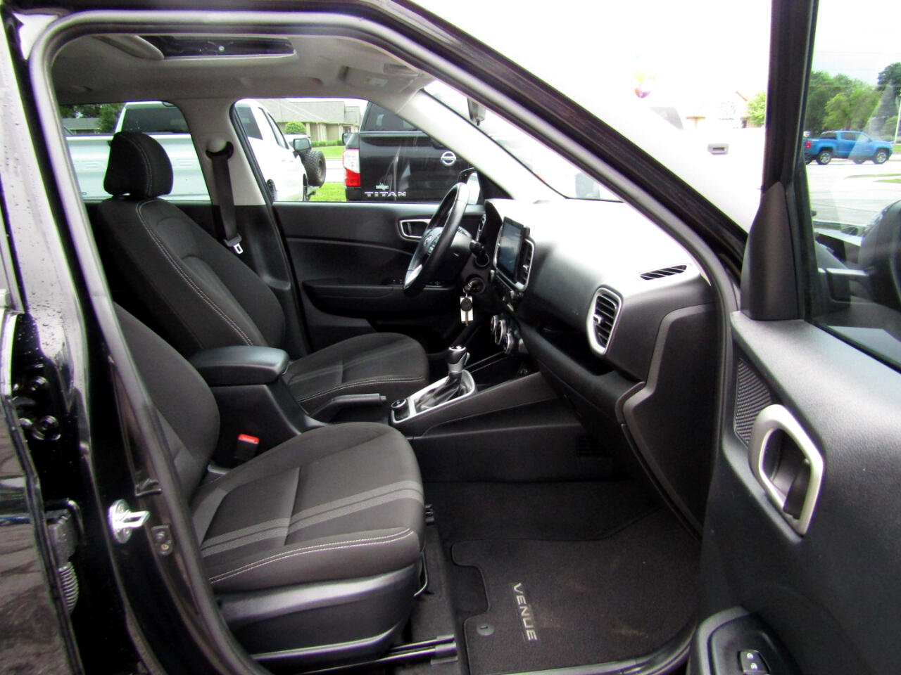 Used 2022 Hyundai Venue SEL image 27