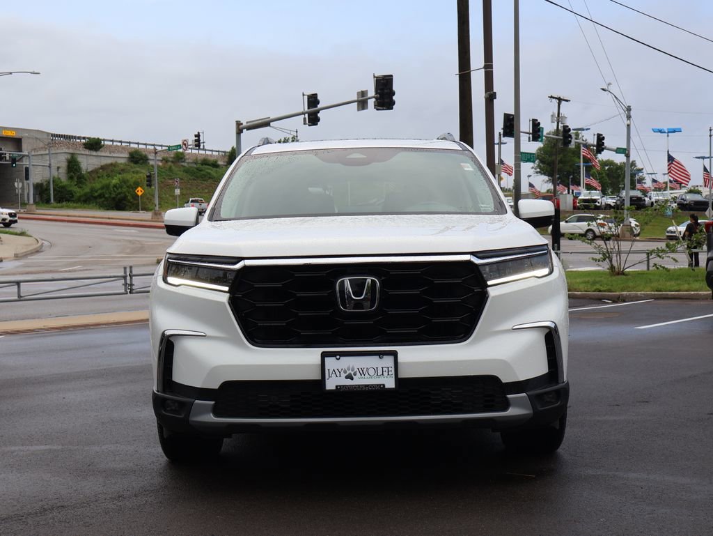 Certified 2023 Honda Pilot Touring image 2
