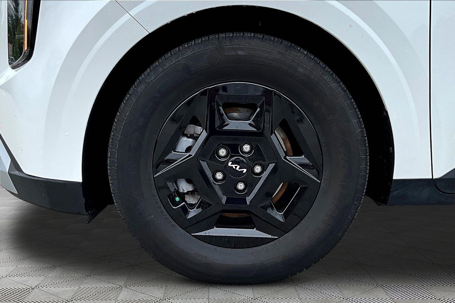 Used 2025 Kia Carnival FWD image 33