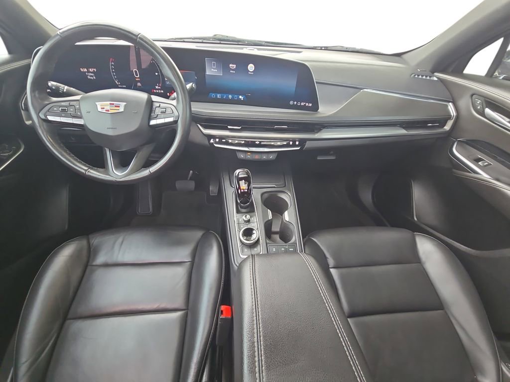 Used 2024 Cadillac XT4 Luxury w/ Cold Weather Package FWD image 9