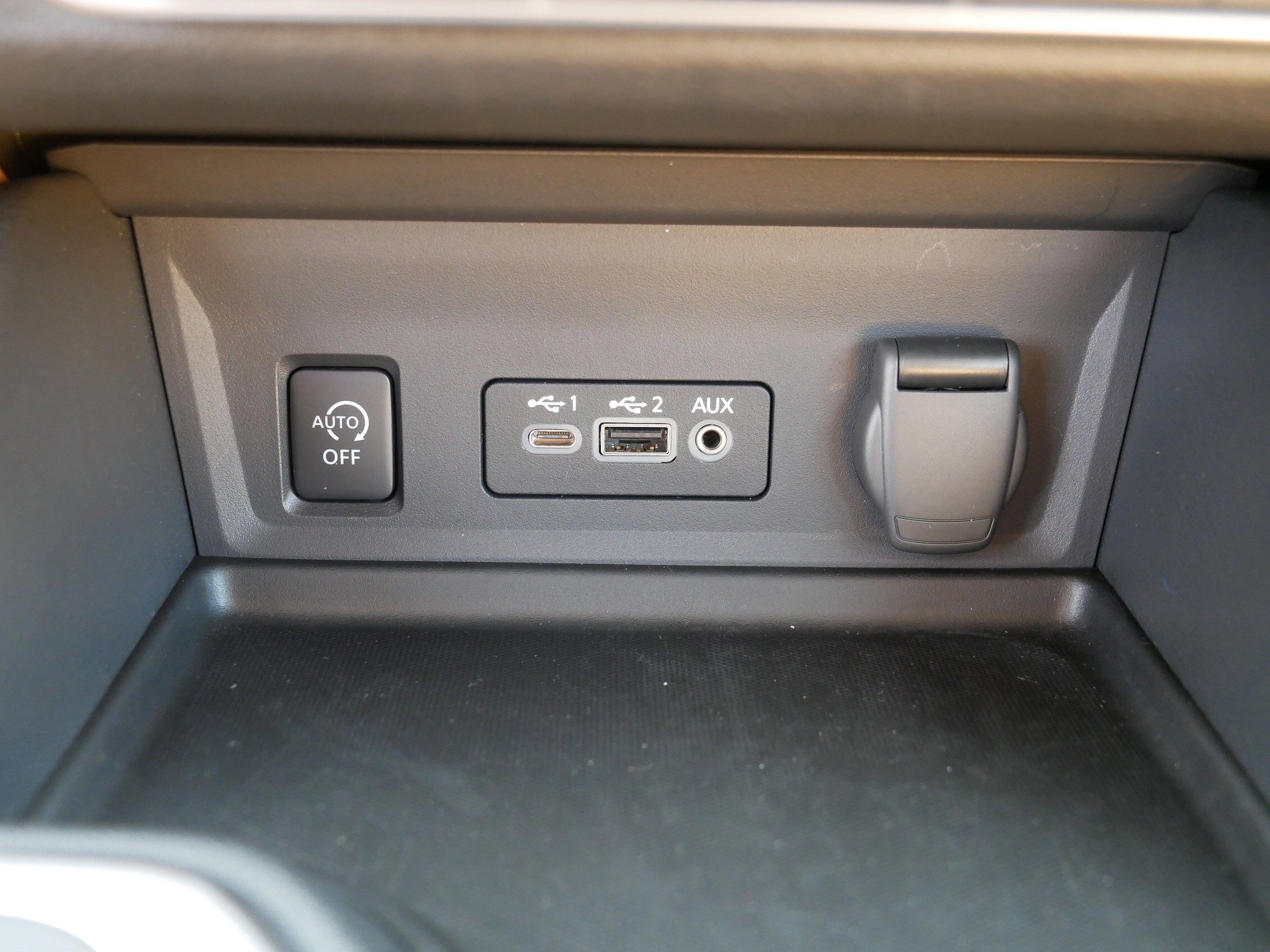 Certified 2025 Nissan Sentra SV w/ SV Premium Package FWD image 31