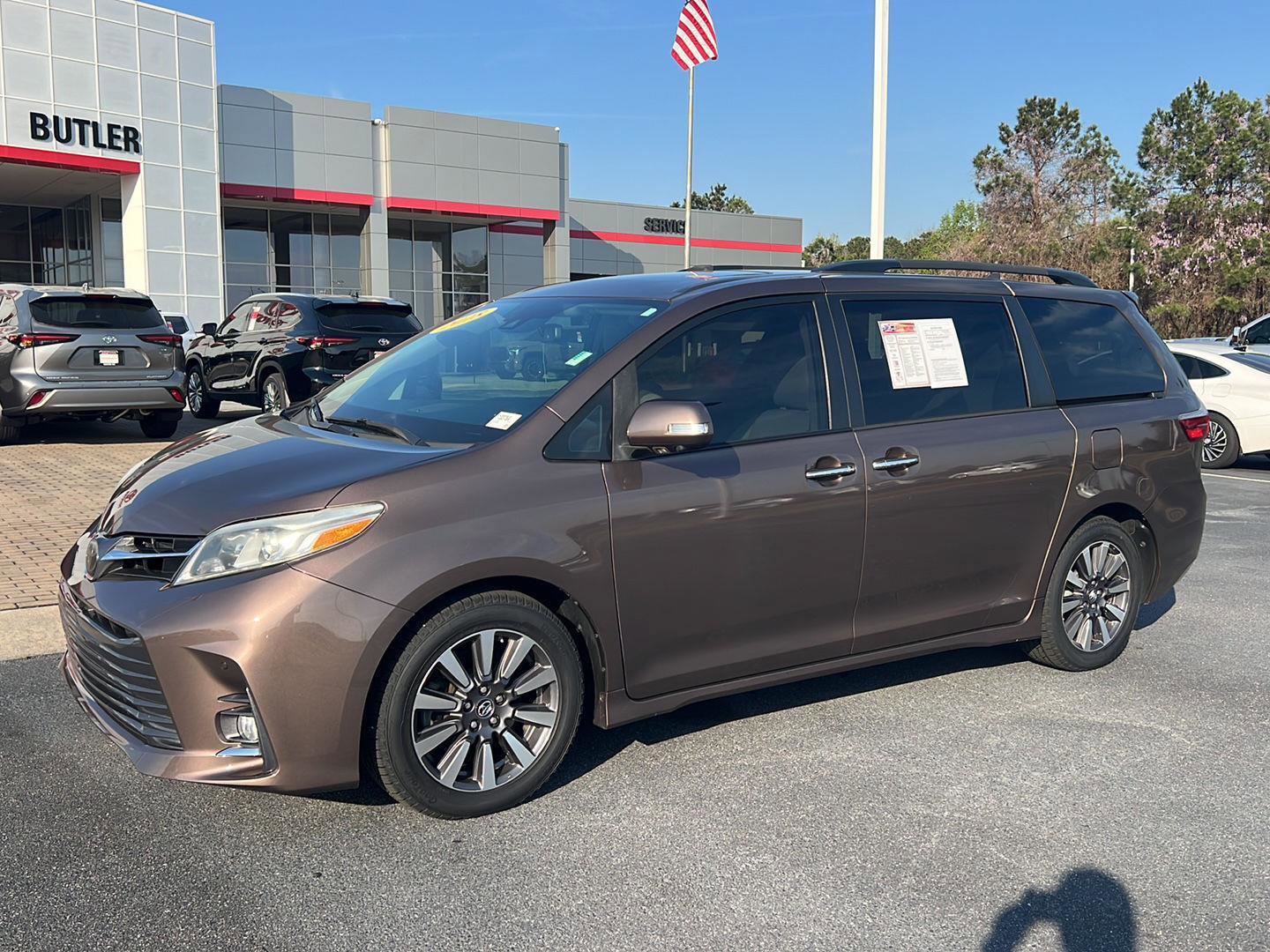Used 2018 Toyota Sienna Limited Premium image 2