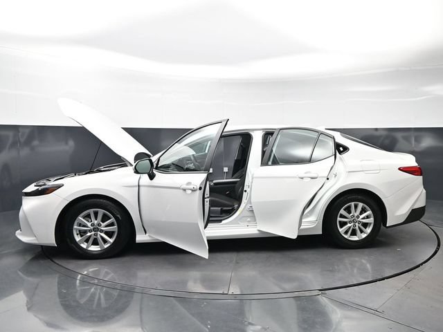 Used 2025 Toyota Camry LE FWD image 30