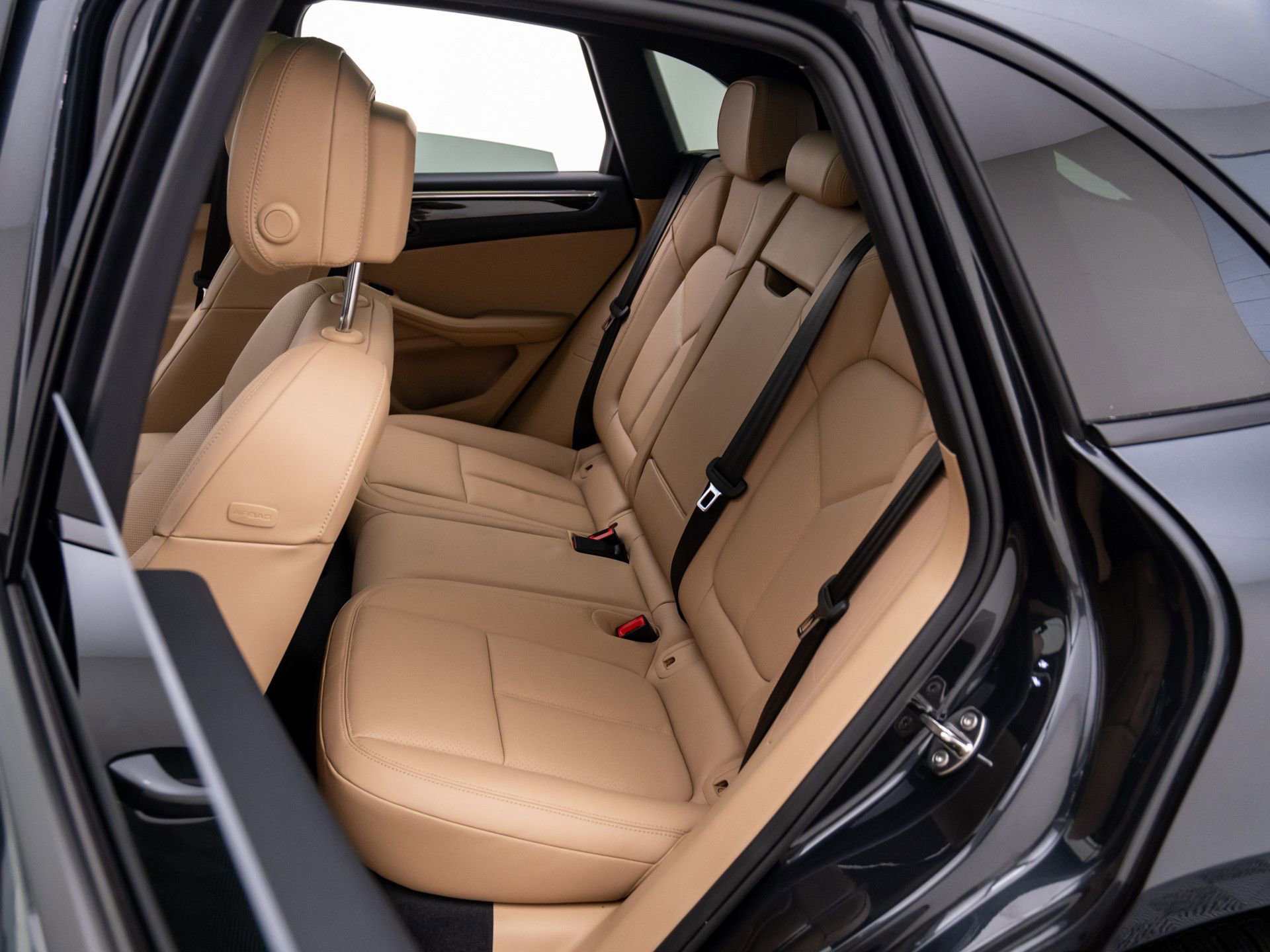 Certified 2025 Porsche Macan image 17