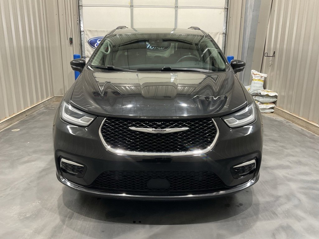 Used 2022 Chrysler Pacifica Touring-L w/ Uconnect Theater Family Group image 2