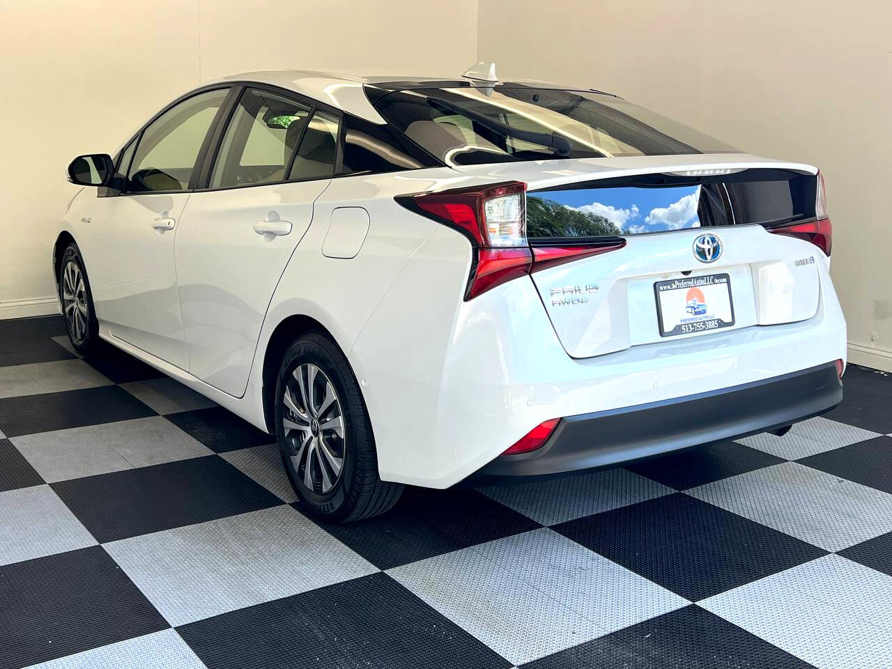 Used 2021 Toyota Prius LE image 6