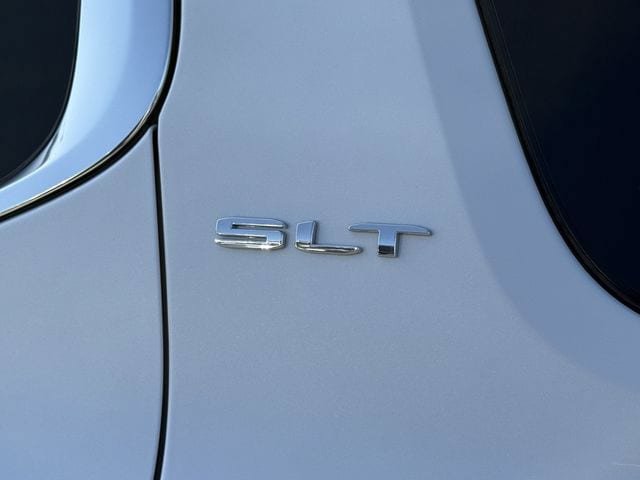 Used 2021 GMC Acadia SLT w/ Technology Package FWD image 9