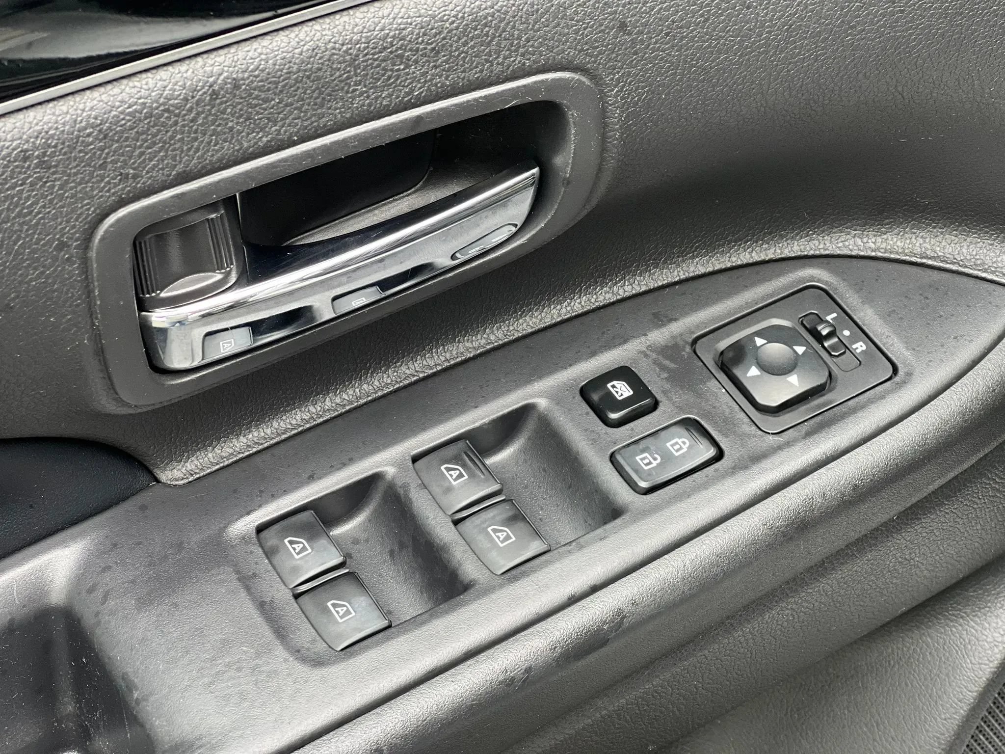 Used 2019 Mitsubishi Outlander SE FWD image 32