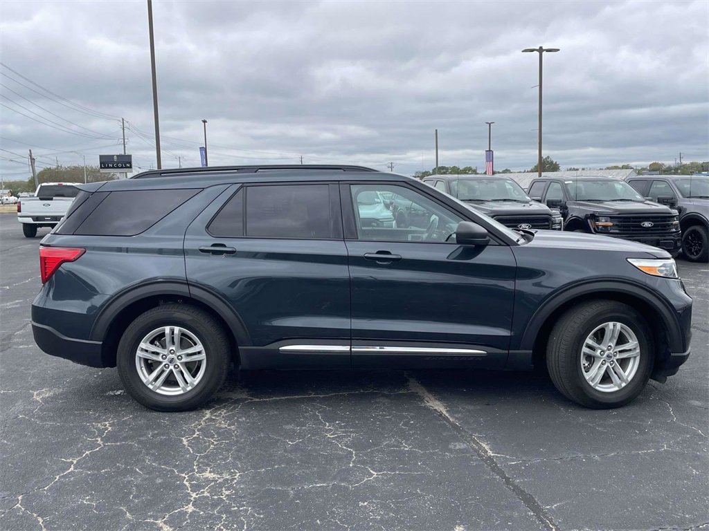 Used 2024 Ford Explorer XLT image 2