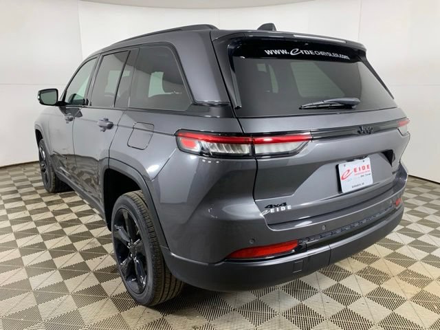 Used 2024 Jeep Grand Cherokee Limited w/ Black Appearance Package AWD/4WD image 12
