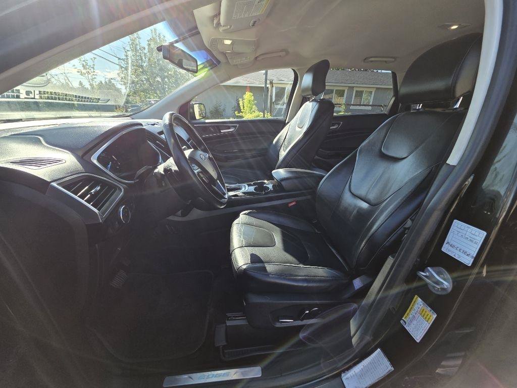 Used 2017 Ford Edge Titanium w/ Technology Package FWD image 15