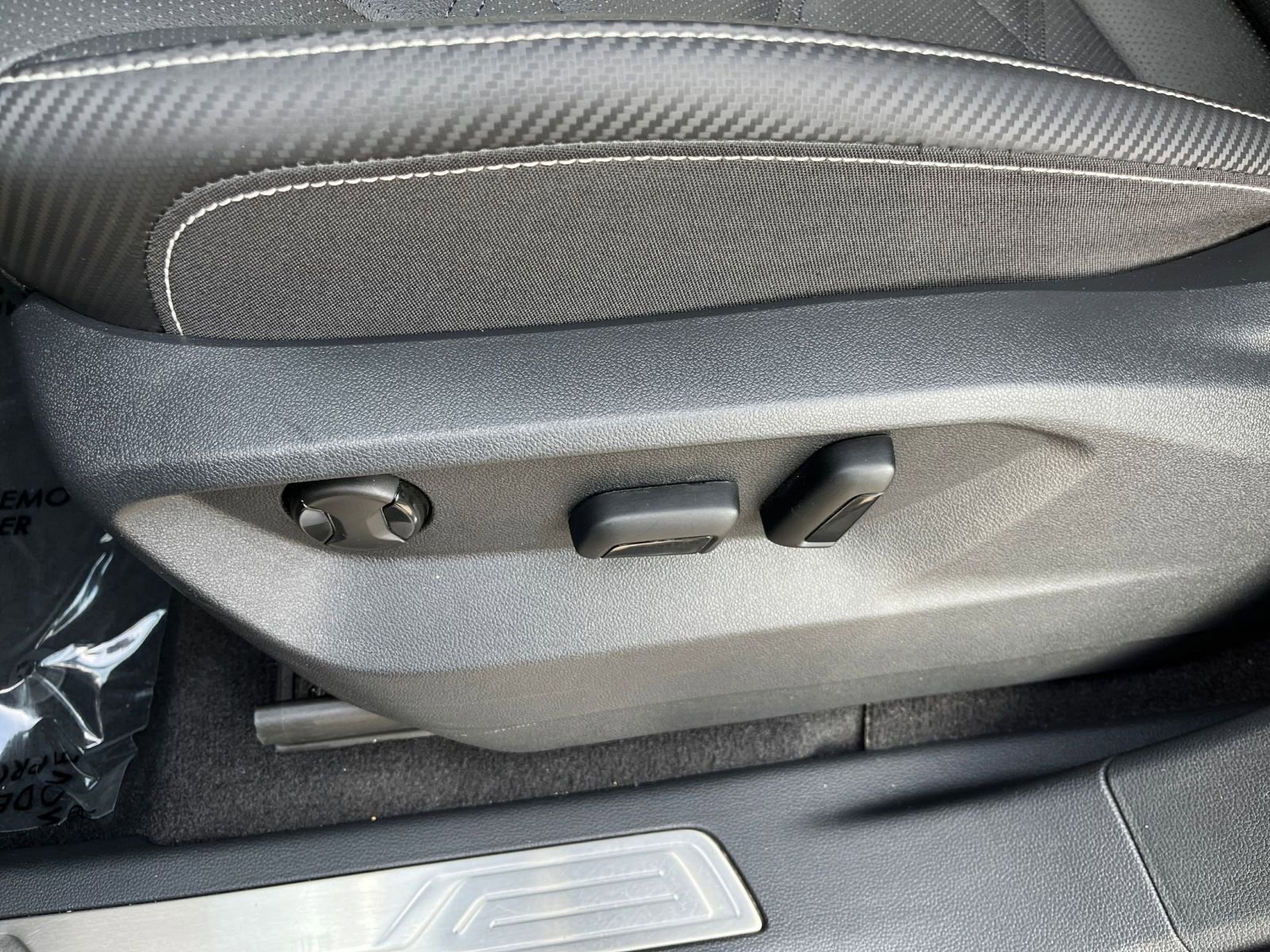 Used 2025 Volkswagen Atlas Cross Sport SE image 23