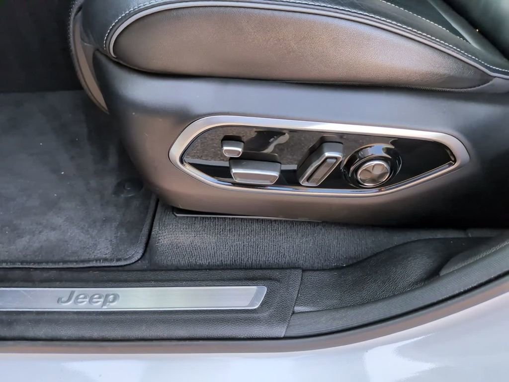 Used 2025 Jeep Grand Cherokee L Overland w/ Luxury Tech Group IV image 21