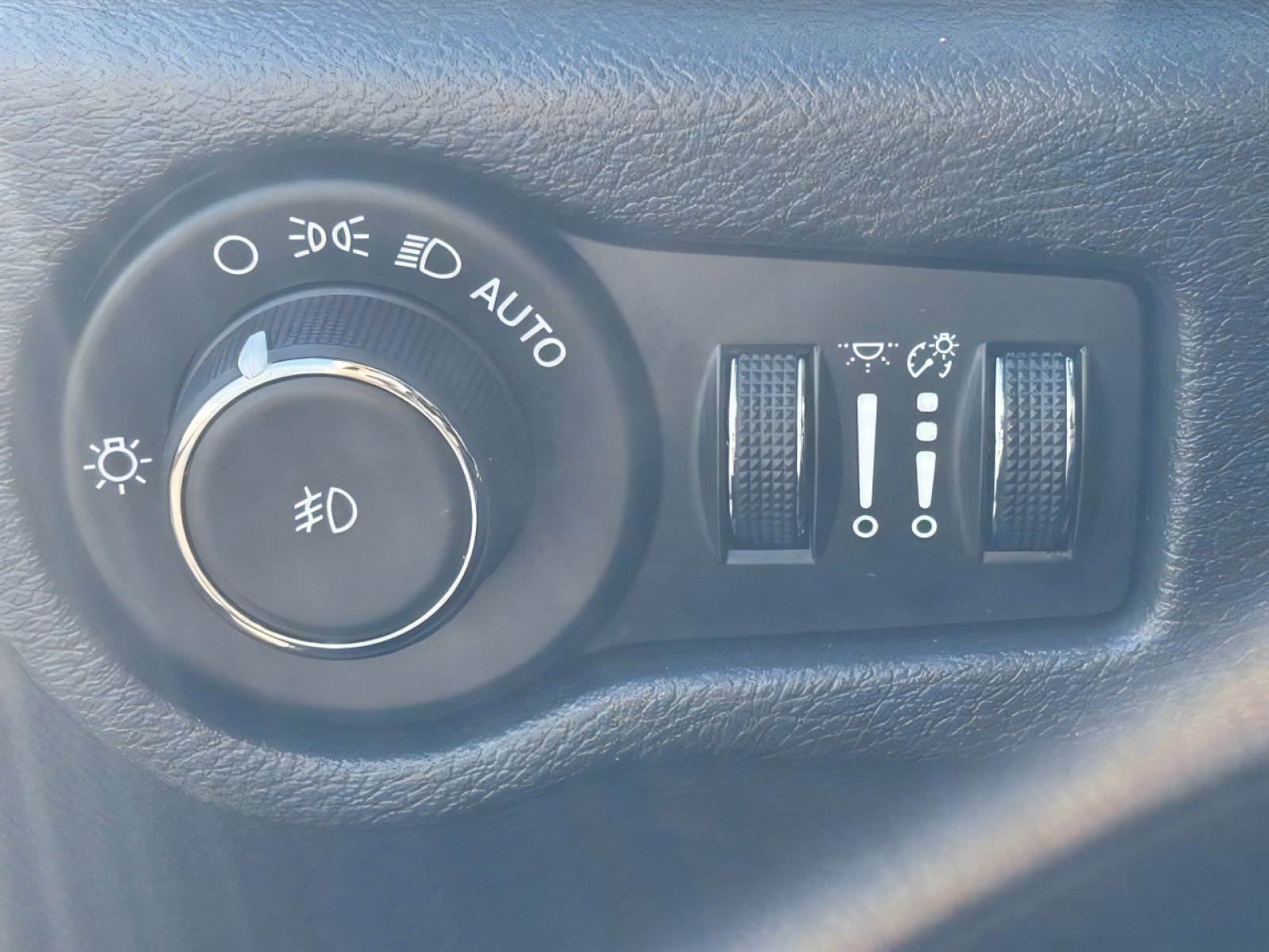 Used 2025 Chrysler Pacifica Select FWD image 24